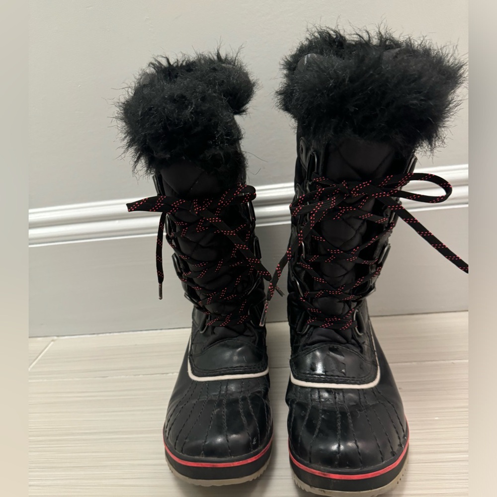Sorel lace up black winter boots with faux fur, size 9